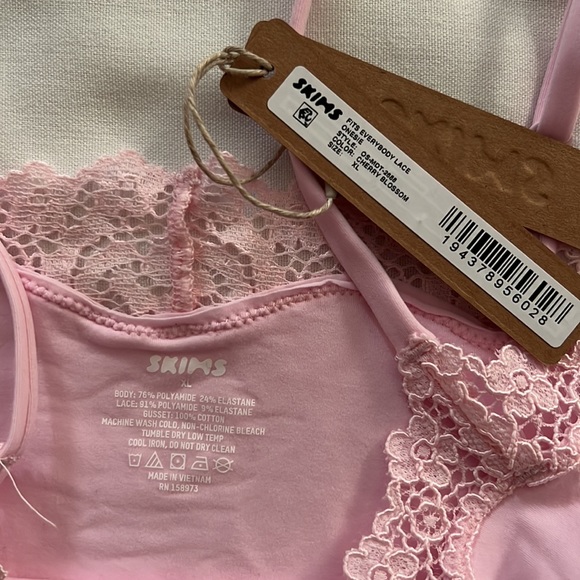 SKIMS FITS EVERYBODY CORDED LACE ONESIE - Picture 2 of 3